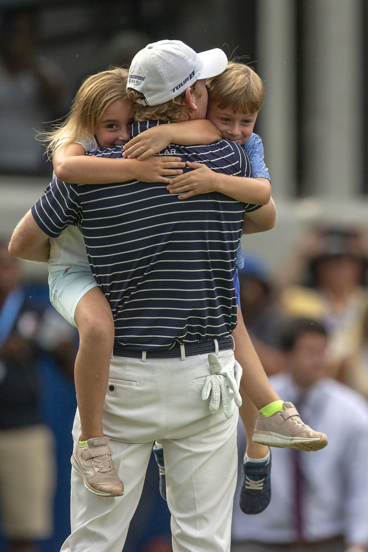 20180819g_spt_wyndham_fourth_Snedeker_hugs_children